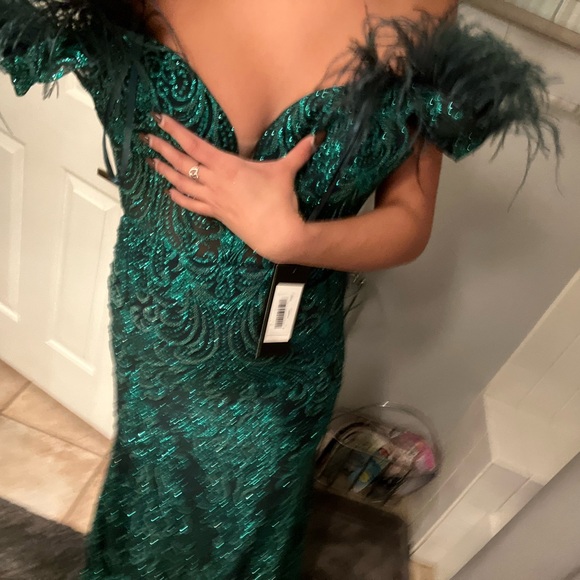 Elegant Green Evening Dress - Picture 4 of 5